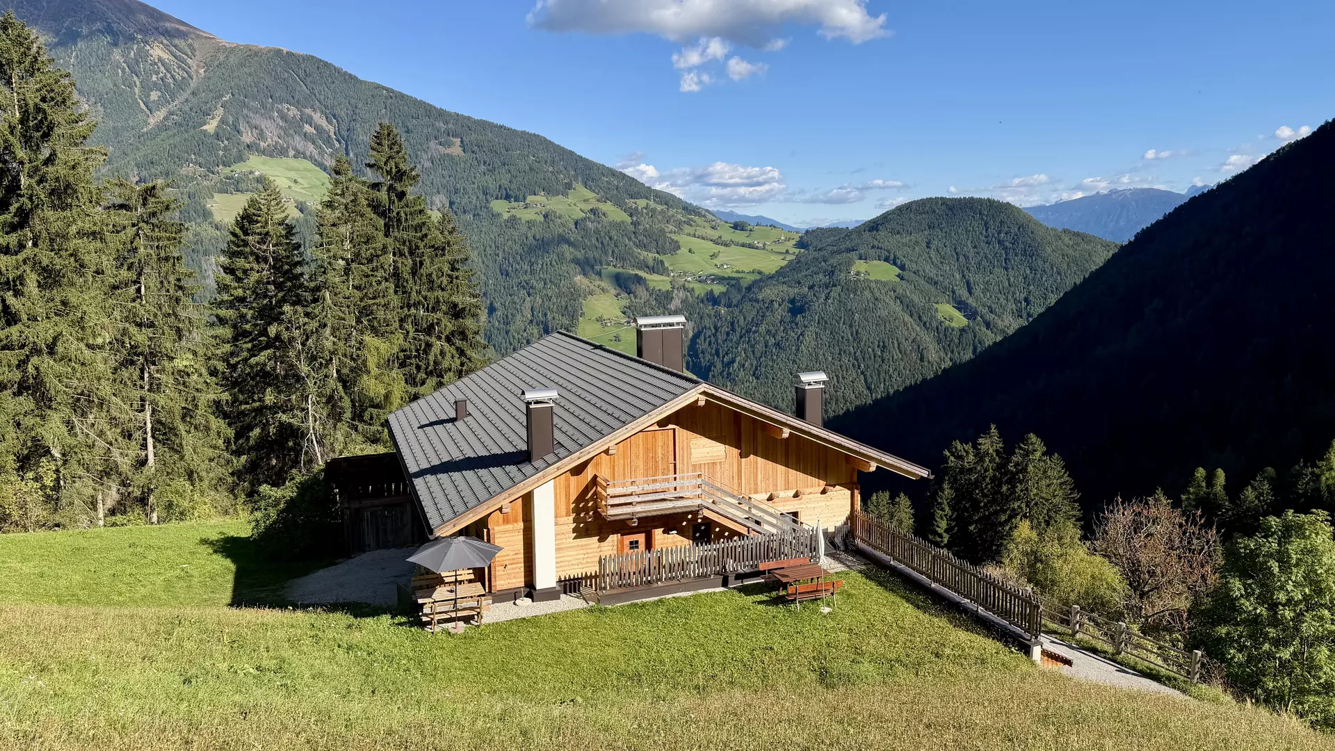 Panoramablick vom Kröllhof in Südtirol mit Ferienwohnung und Pustertaler Berglandschaft